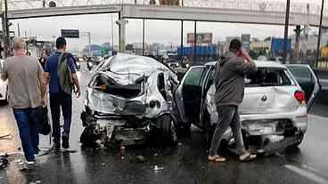 Infarto de motorista provoca engavetamento com 20...