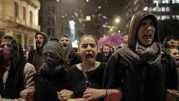 Grécia tem greve e protestos em meio a indignação por acidente de trem