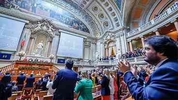 Presidente brasileiro é aplaudido após elogio à Revolução dos Cravos