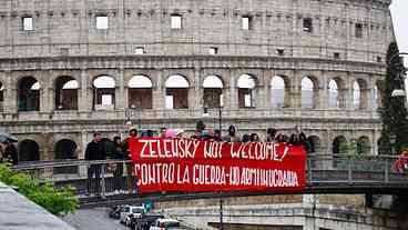 Manifestantes protestam contra visita de Zelensky diante do Coliseu
