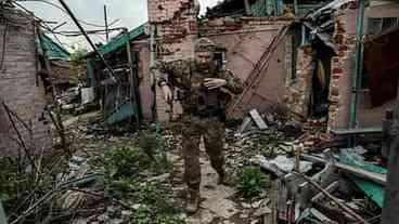 Militares russos substituem unidades do Wagner nos arredores de Bakhmut, diz Kiev