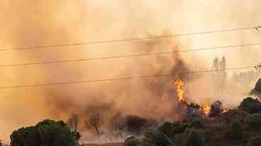 Após evacuação de 600 pessoas, incêndio na Sardenha é controlado