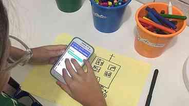 Prefeitura do Rio proíbe uso de celular nas escolas da rede municipal