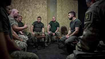 Zelensky promove onda de demissões após corrupção militar