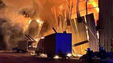 Ataques russos matam dois e incendeiam armazéns em Lviv