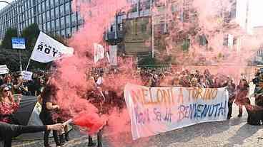 Giorgia Meloni é alvo de protestos em visita ao norte da Itália