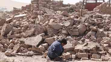 Equipes de resgate procuram sobreviventes de terremoto no Afeganistão