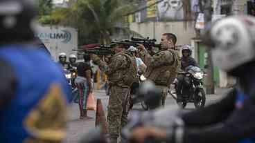 Violência no Rio: especialista analisa que governo 'autoriza' chacinas