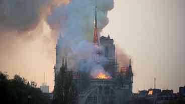 França aprova lei para reconstruir Catedral de Notre-Dame