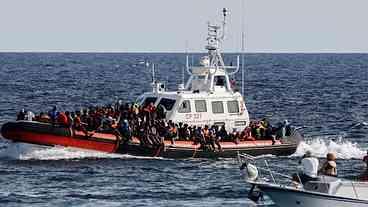 Governo italiano firma acordo para criar centros de imigrantes na Albânia