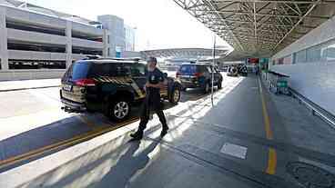 Bando fortemente armados assalta terminal de cargas do Galeão
