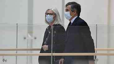 Ex-premiê da França é condenado por empregar esposa como fantasma