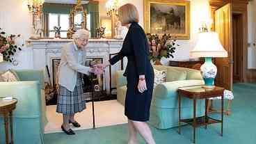 Elizabeth II recebe primeira-ministra do Reino Unido