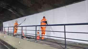 Rio realiza operação de limpeza do Túnel Velho após pichações