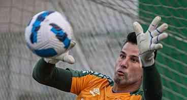 Goleiro Fábio enaltece começo do trabalho de Fernando Diniz no Fluminense