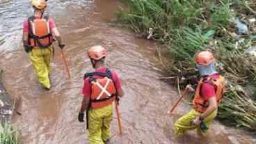 Bombeiros encontram corpo de jovem levado por enchente em SP