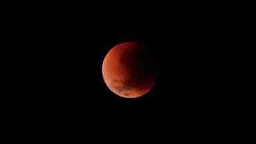 Lua de Sangue preenche o céu no Brasil durante eclipse lunar