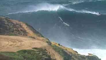 Lucas Chumbo e Justine Dupont surfam as ondas mais altas em Nazaré, neste domingo