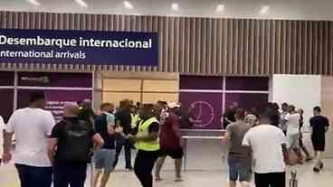 Eliminado na Libertadores, Flu desembarca sob protestos no Rio