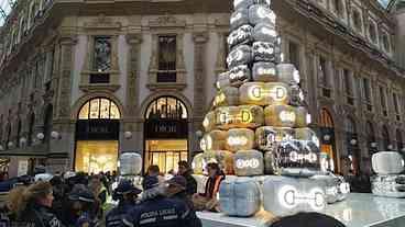 Ativistas jogam tinta em árvore de Natal da Gucci em Milão