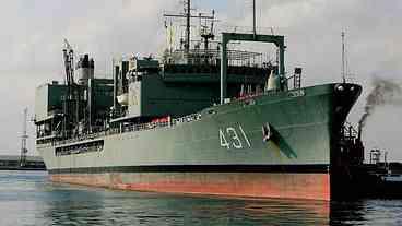 Navio da Marinha do Irã afunda, após ficar em chamas no golfo de Omã