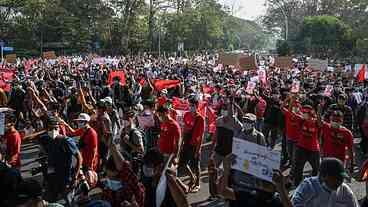 Multidão desafia militares em protesto contra golpe em Mianmar