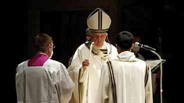 Em vigília de Páscoa, Francisco diz esperar renascimento pós-pandemia