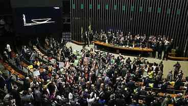 Mais parlamentares aproveitam janela partidária para sair de suas legendas