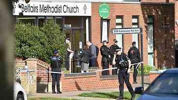 Deputado britânico morre após ser esfaqueado durante discurso em igreja