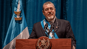 Presidente da Guatemala toma posse após ameaça de golpe