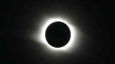 NASA mostra imagens de eclipse solar que criou 'chamas' no Polo Norte