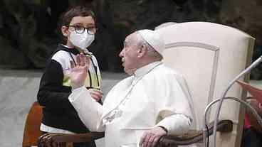 Menino quebra protocolo e 'invade' audiência do papa Francisco