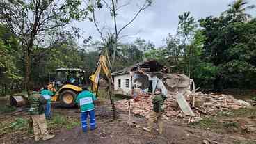 Rio faz ação para demolir construção irregular dentro de parque na Zona Oeste