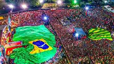 Lula é líder absoluto nas pesquisas, mesmo com benefícios de Bolsonaro