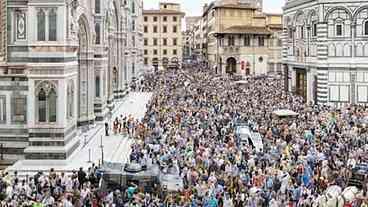'Avalanche' de turistas preocupa cidade italiana
