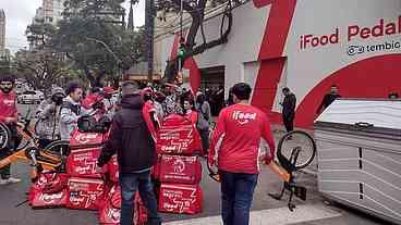 Entregadores do iFood protestam contra aumento das taxas de uso de bicicletas