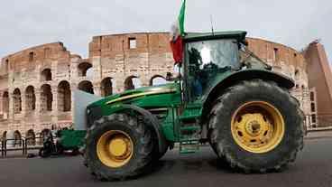 Manifestantes protestam com tratores no Coliseu de Roma