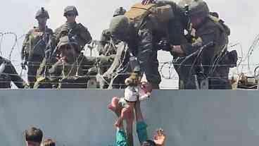 Bebê afegão entregue a soldado é reencontrado após quatro meses