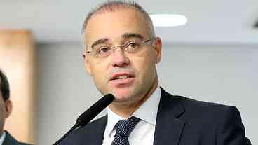 Ministro bolsonarista atrasa julgamento contra crimes do mandatário