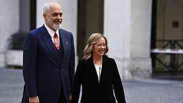 Senado da Itália ratifica acordo com Albânia para gerir imigrantes