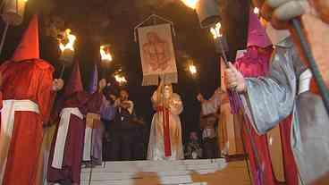 Procissão do Fogaréu, em Goiás, é retomada após dois anos suspensa