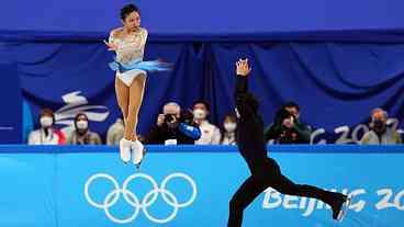 China bate recorde mundial e leva ouro na patinação artística em dupla