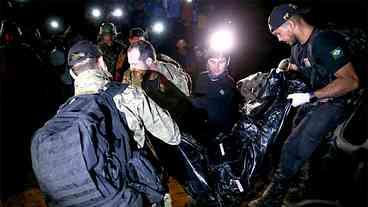 Restos mortais de Bruno e Dom são resgatados no Vale do Javari