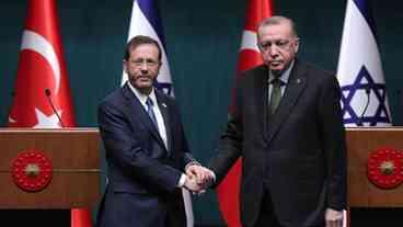 Israel e Turquia normalizam relações diplomáticas