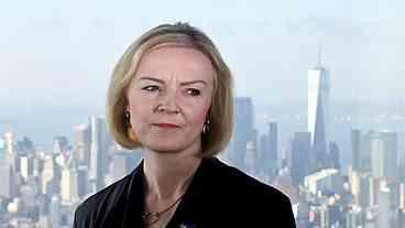 Liz Truss pede perdão e enfrenta cortes de gastos