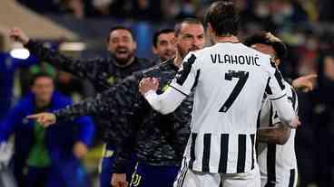 Allegri lamenta 'erros decisivos' da Juventus e mira jogo em Turim