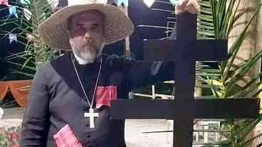 Pretenso padre, Kelmon se torna um suposto bispo ortodoxo grego