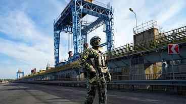 Ucrânia acusa Moscou de colocar minas em barragem