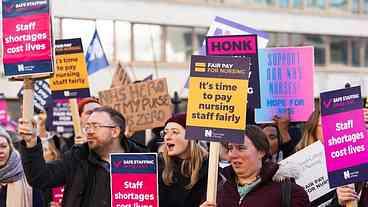 Enfermeiros do Reino Unido voltam a parar e ameaçam novas greves