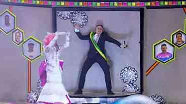 Na Avenida, Rosas de Ouro transforma Bolsonaro em jacaré